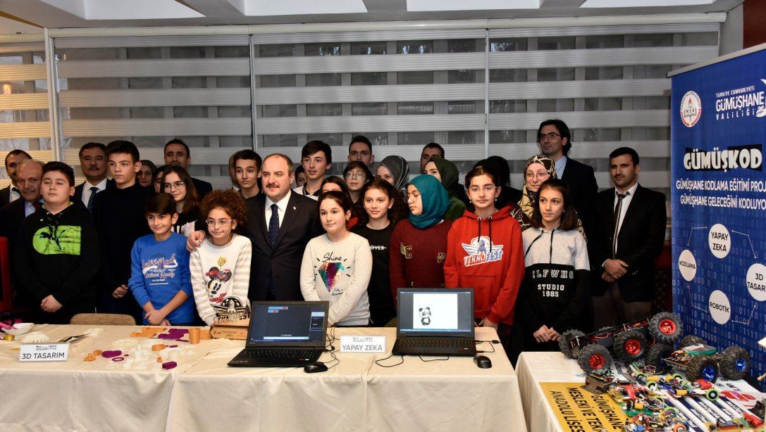 Sanayi ve Teknoloji Bakanımız Sn. Mustafa VARANK, Gümüşkod Kodlama Eğitimi Projesi kapsamında öğrencilerin hazırladıkları projeleri inceleyip bilgi aldı.